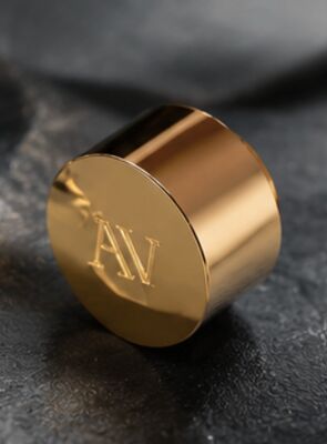 কেনা Luxury Magnetic Zamak Perfume Cap with Custom Engraved Logo and Mirror Gold Finish অনলাইনে উৎপাদন