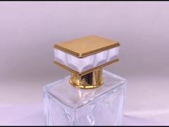 ক্যাপ দেখাচ্ছে