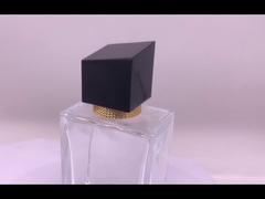 ক্যাপ দেখাচ্ছে