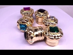 ক্যাপ দেখাচ্ছে